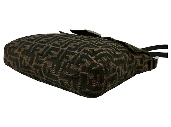 Zucca Borsa Mamma Bucket Semi-One Shoulder di Fendi Marrone - vista 8