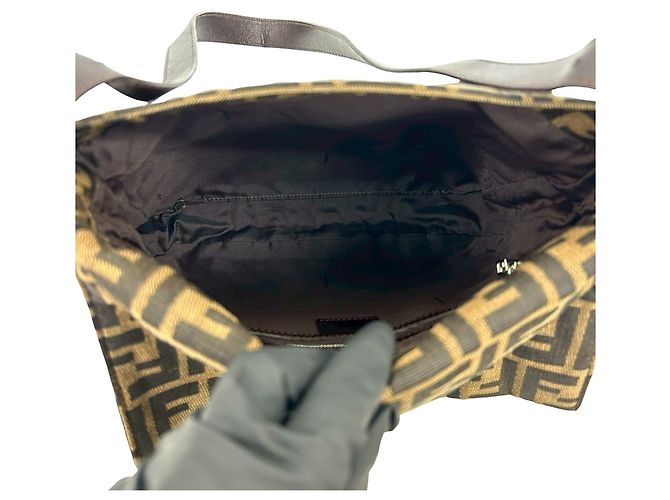 Zucca Borsa Mamma Bucket Semi-One Shoulder di Fendi Marrone - vista 9