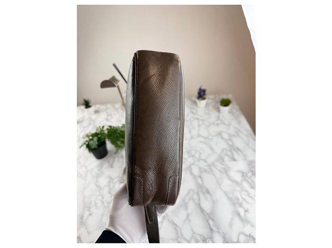 Pochette Louis Vuitton in pelle marrone - vista 8