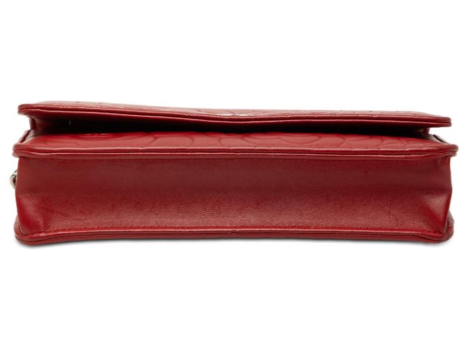 Wallet On Chain Cartera Chanel de piel de cordero grabada en CC roja Camelia con cadena - vista 3
