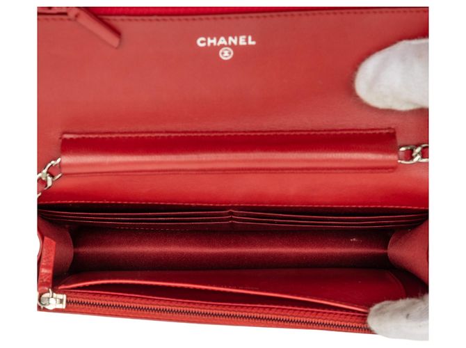 Wallet On Chain Cartera Chanel de piel de cordero grabada en CC roja Camelia con cadena - vista 4