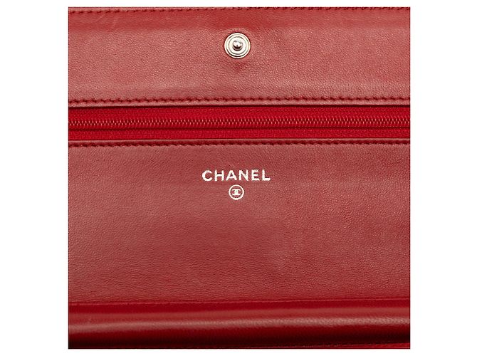 Wallet On Chain Cartera Chanel de piel de cordero grabada en CC roja Camelia con cadena - vista 5