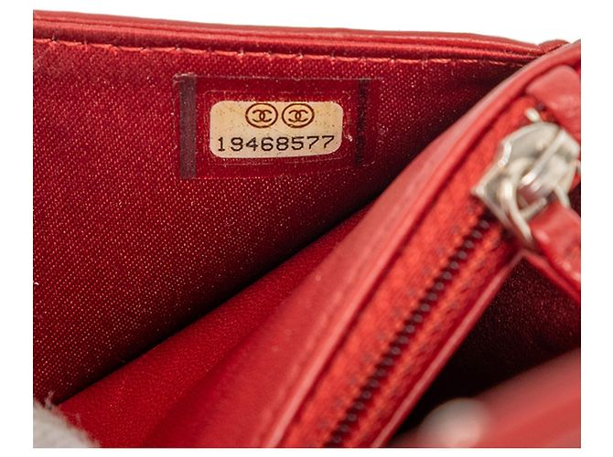 Wallet On Chain Cartera Chanel de piel de cordero grabada en CC roja Camelia con cadena - vista 6