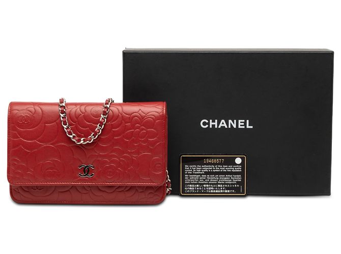 Wallet On Chain Cartera Chanel de piel de cordero grabada en CC roja Camelia con cadena - vista 8