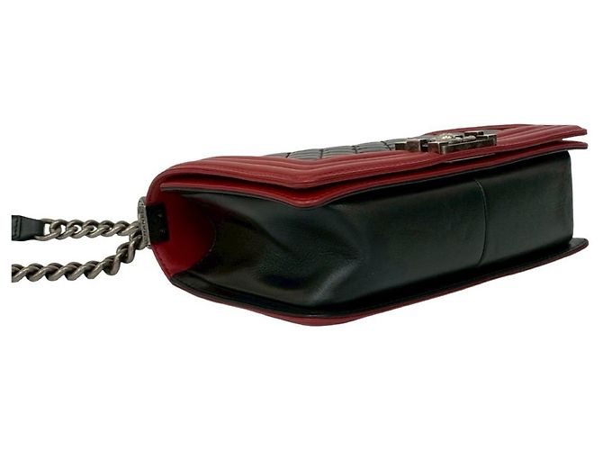 Le Boy Bolsa de ombro em couro de cordeiro Boy Chanel Coco Mark com corrente Preto Vermelho - vista 7