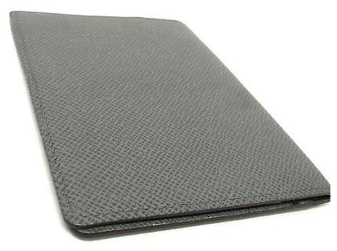 Copri-passaporto Louis Vuitton Taiga Marrone - vista 3