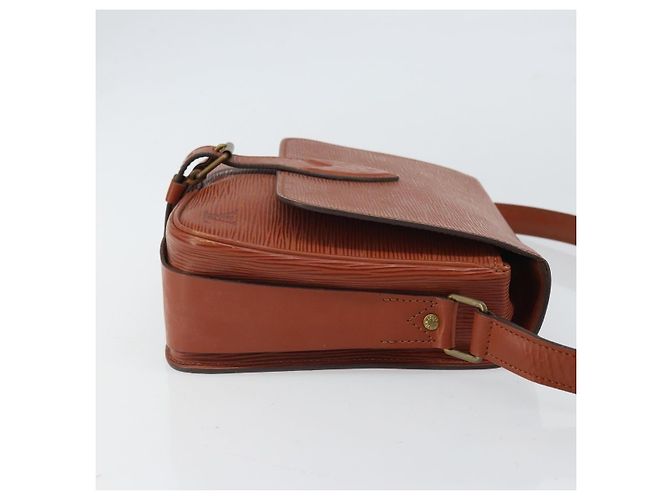 Bolso Cartouchiere Louis Vuitton de cuero Epi MM Castaño - vista 3