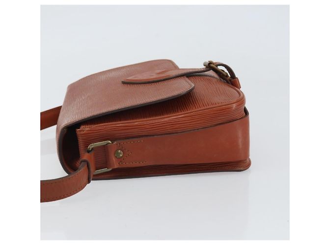 Bolso Cartouchiere Louis Vuitton de cuero Epi MM Castaño - vista 4