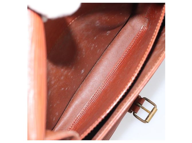 Bolso Cartouchiere Louis Vuitton de cuero Epi MM Castaño - vista 5