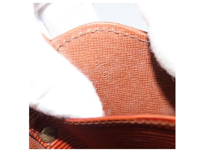 Bolso Cartouchiere Louis Vuitton de cuero Epi MM Castaño - vista 6