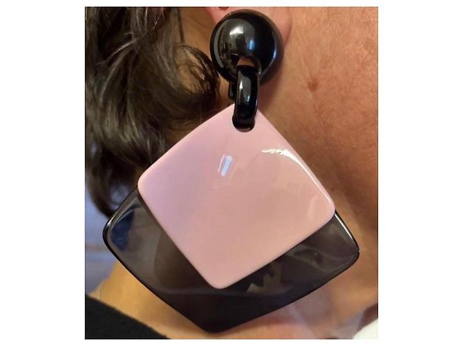 Orecchini Emporio Armani in resina rosa e nero - vista 4