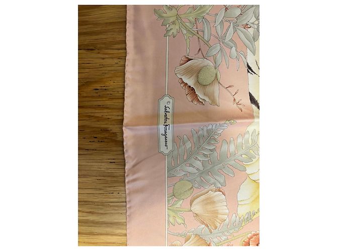 Salvatore Ferragamo Foulard in seta con stampa floreale e felini Rosa Multicolore - vista 2