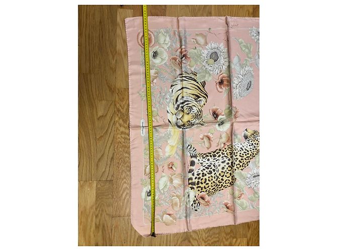 Salvatore Ferragamo Foulard in seta con stampa floreale e felini Rosa Multicolore - vista 4