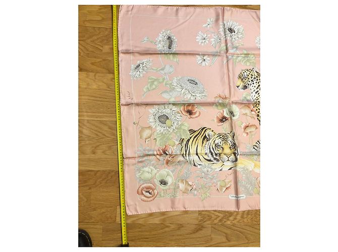 Salvatore Ferragamo Foulard in seta con stampa floreale e felini Rosa Multicolore - vista 5