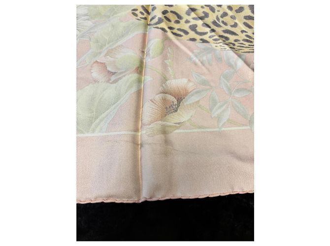 Salvatore Ferragamo Foulard in seta con stampa floreale e felini Rosa Multicolore - vista 7