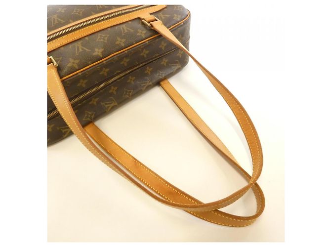 Bolsa de Ombro Monogram Cite GM Louis Vuitton Marrom - vista 4