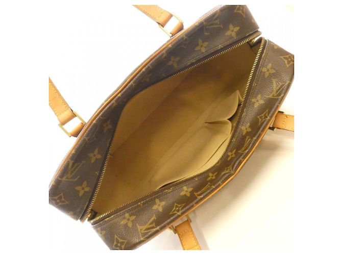 Bolsa de Ombro Monogram Cite GM Louis Vuitton Marrom - vista 7