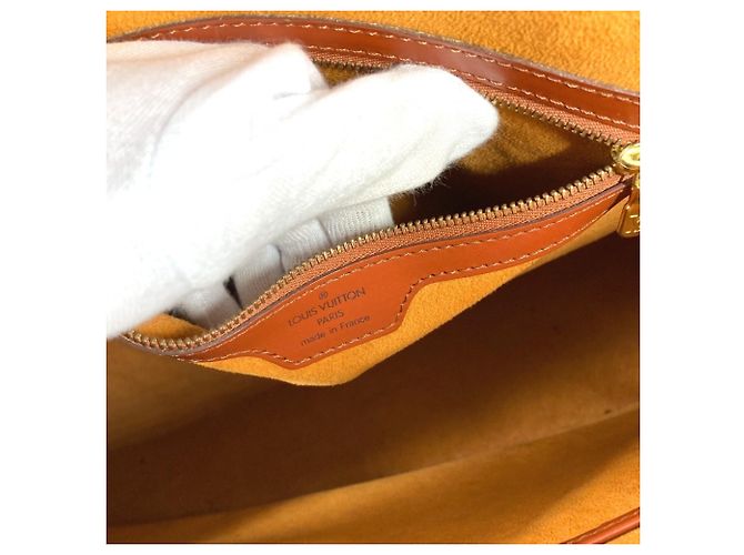 Borsa a spalla/tote in pelle Epi Louis Vuitton Marrone - vista 15