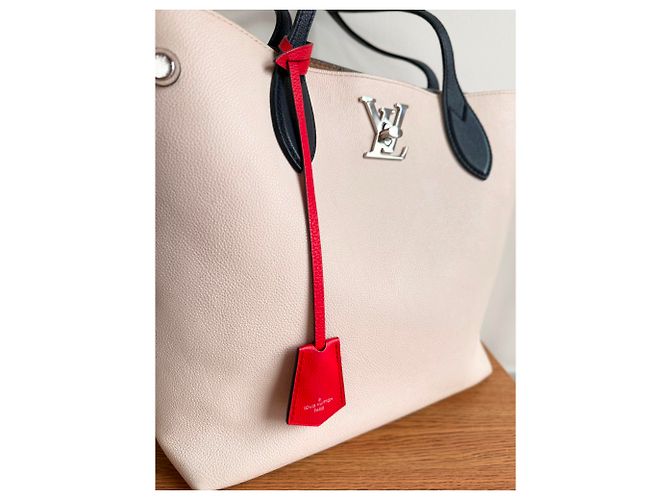 Neverfull Borsa Tote Lockme in pelle Louis Vuitton Beige - vista 4