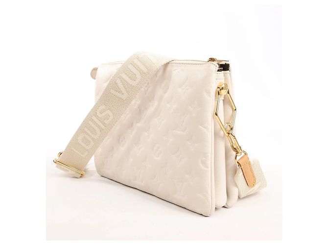 Borsa a tracolla Coussin PM Monogram in rilievo Louis Vuitton in bianco M57793 - vista 2