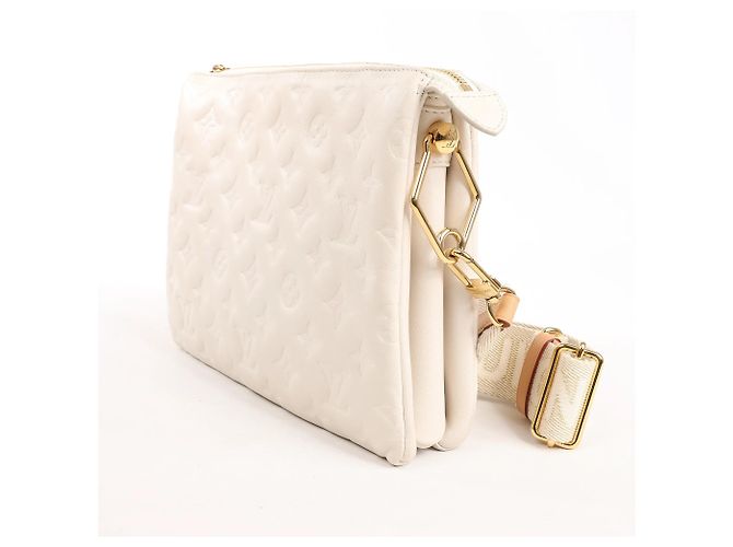 Borsa a tracolla Coussin PM Monogram in rilievo Louis Vuitton in bianco M57793 - vista 3