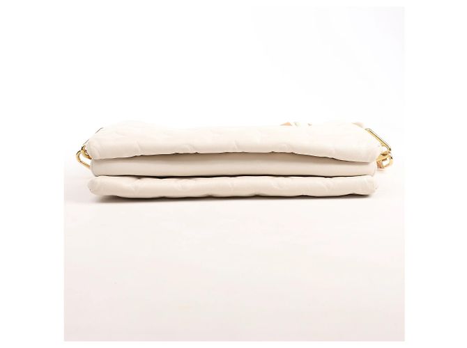 Borsa a tracolla Coussin PM Monogram in rilievo Louis Vuitton in bianco M57793 - vista 5