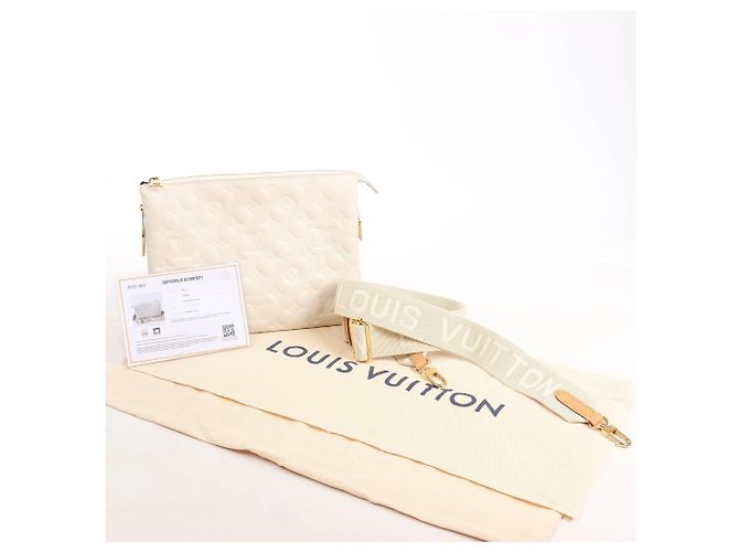 Borsa a tracolla Coussin PM Monogram in rilievo Louis Vuitton in bianco M57793 - vista 9