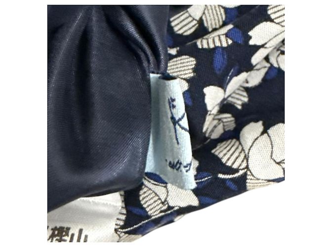 Autre Marque Kumikyoku Langarm-Maxikleid mit V-Ausschnitt und Blumenprint Blau - Ansicht 5