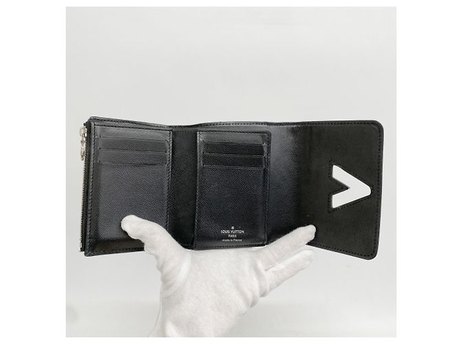 Cartera Compacta Tri-fold Twist Epi de Louis Vuitton en Noir Negro - vista 3