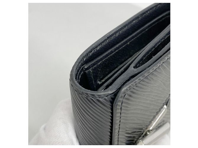 Cartera Compacta Tri-fold Twist Epi de Louis Vuitton en Noir Negro - vista 8