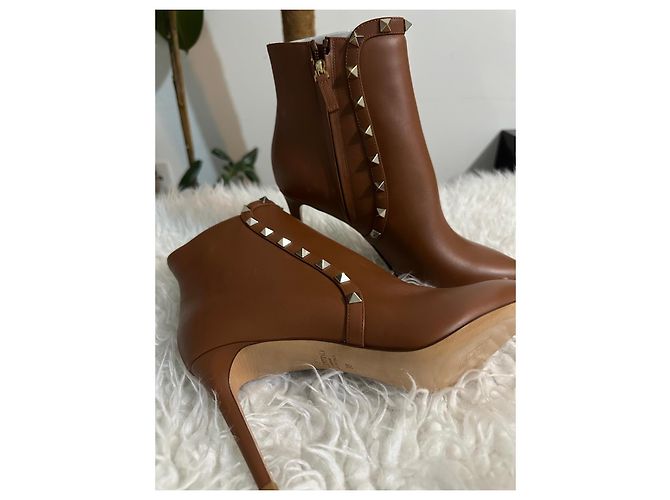 Botines Rockstud de Valentino Garavani Castaño - vista 2