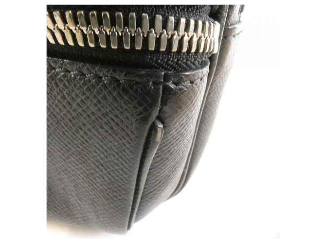 Bumbag Borsa a spalla esterna Taiga di Louis Vuitton Nero - vista 5