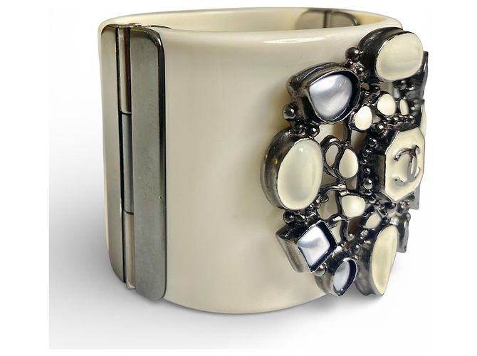 Timeless Seltene Chanel 12A Paris Bombay Runway Elfenbein Statement Armreif Silber Weiß Roh - Ansicht 4