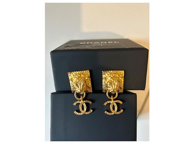 Orecchini pendenti con logo di leone CC Classico di Chanel D'oro - vista 2