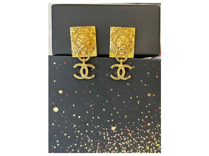 Orecchini pendenti con logo di leone CC Classico di Chanel D'oro - vista 3