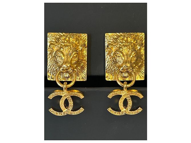 Orecchini pendenti con logo di leone CC Classico di Chanel D'oro - vista 4