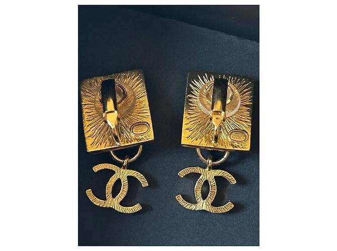 Orecchini pendenti con logo di leone CC Classico di Chanel D'oro - vista 5