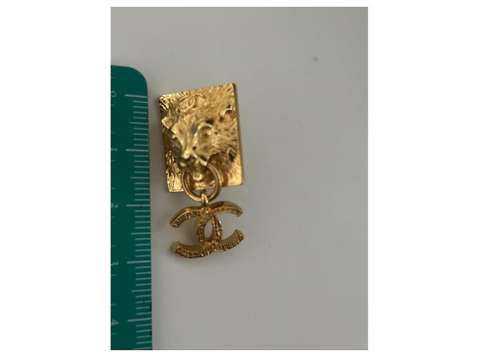 Orecchini pendenti con logo di leone CC Classico di Chanel D'oro - vista 7