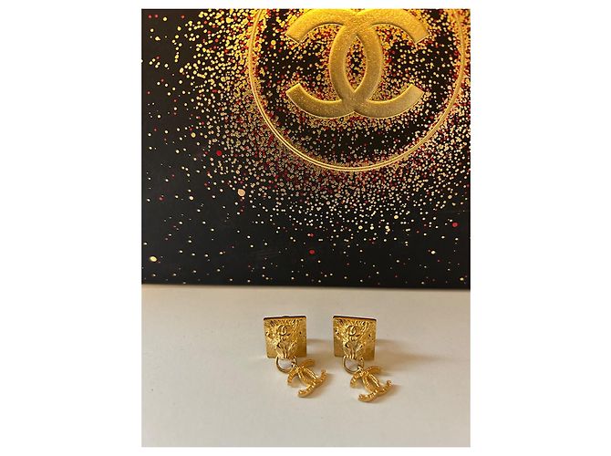 Orecchini pendenti con logo di leone CC Classico di Chanel D'oro - vista 8