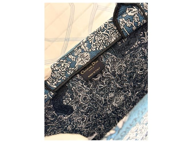 Christian Dior Book Tote Medium Ricamo Blu e Bianco Nero - vista 4