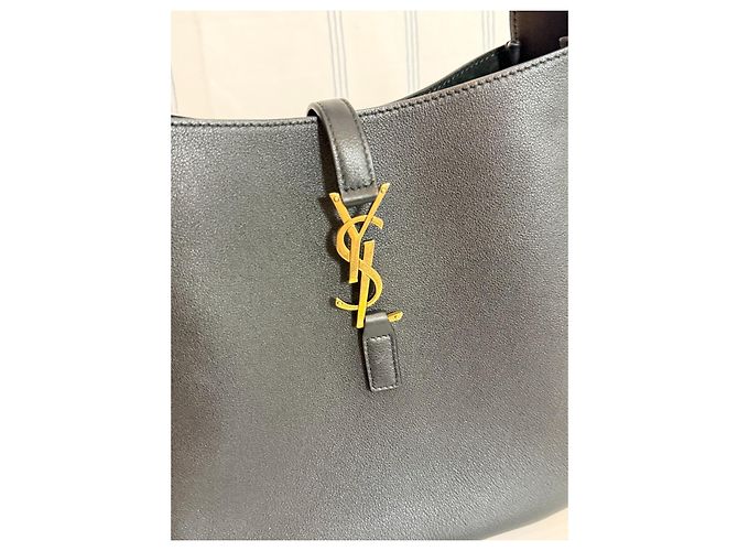Yves Saint Laurent Le 5 à 7 Soft Bolso Pequeño Negro de Ante - vista 2