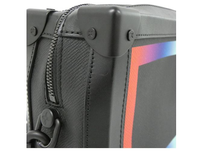 Louis Vuitton Taiga Rainbow Soft Trunk Schultertasche Schwarz - Ansicht 4
