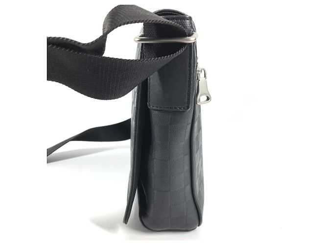 Bolso District PM Damier Infini Louis Vuitton Negro - vista 3