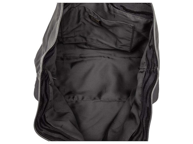 Fendi schwarze Canvas-Tasche mit Tigerdruck - Ansicht 4