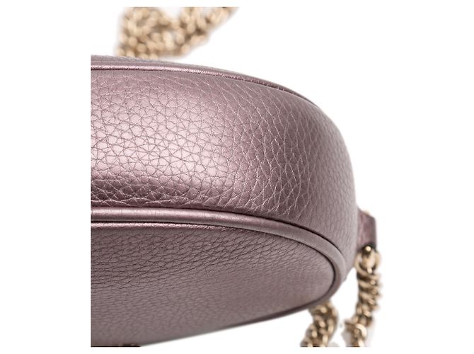 Gucci Mini in Pelle Metallica Rosa a Granulato Soho con Catena a Spalla - vista 7