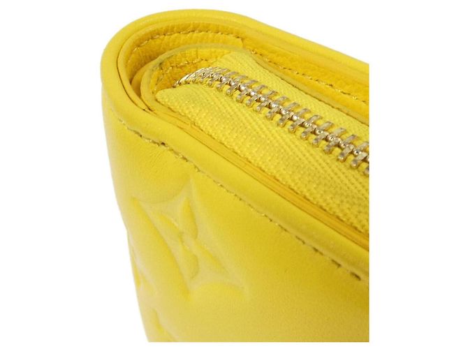 Cartera Lou Coussin Louis Vuitton Amarillo - vista 3