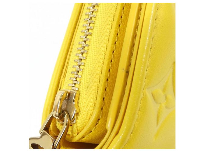 Cartera Lou Coussin Louis Vuitton Amarillo - vista 6
