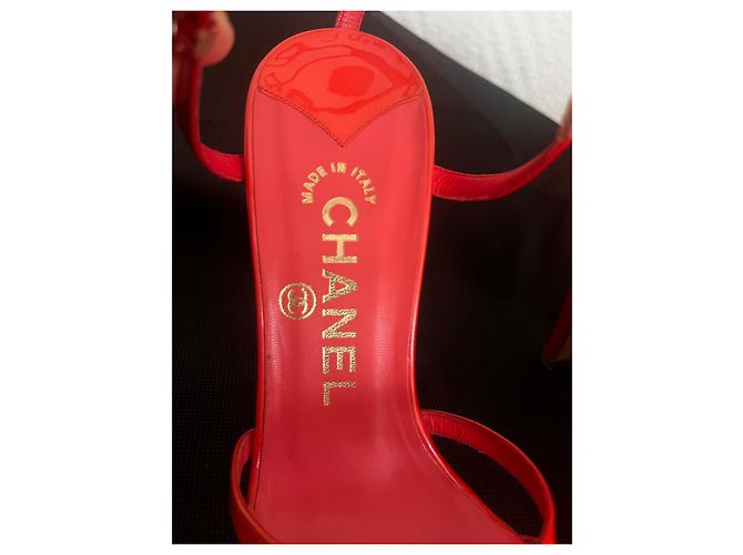 Sandali con tacco Chanel in vernice corallo - vista 2