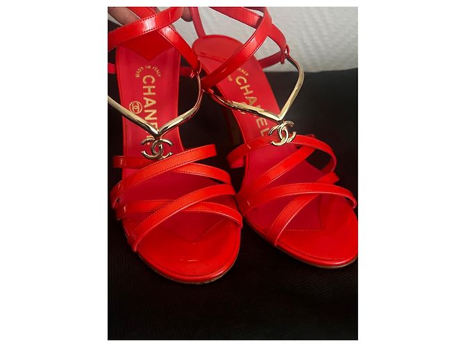 Sandali con tacco Chanel in vernice corallo - vista 3