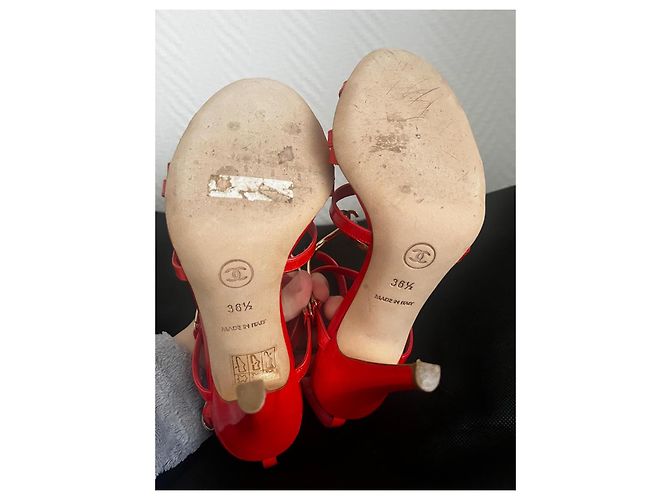 Sandali con tacco Chanel in vernice corallo - vista 4